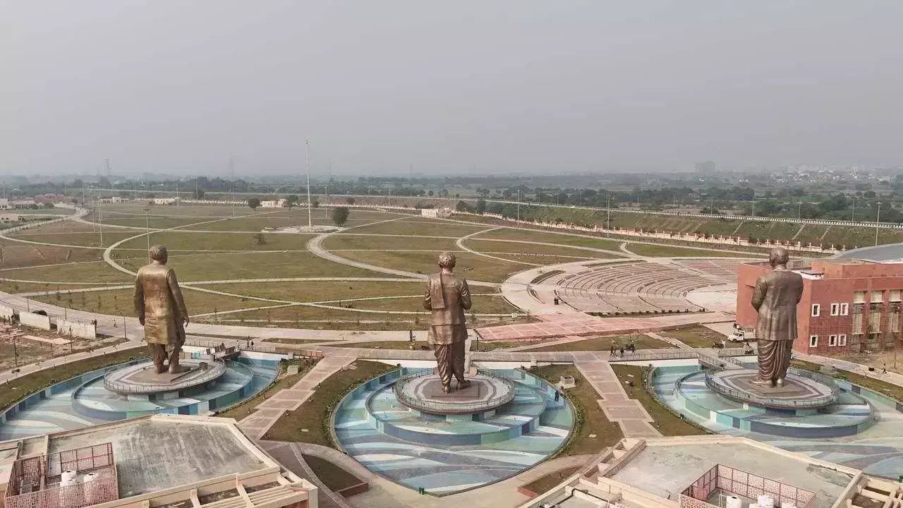 पहली नजर में ही लुभाती है स्मारक की भव्यता