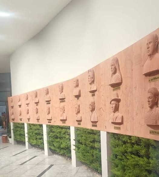 म्यूजियम की गैलरी में उकेरे गए चित्र म्यूजियम की गैलरी में उकेरे गए चित्र