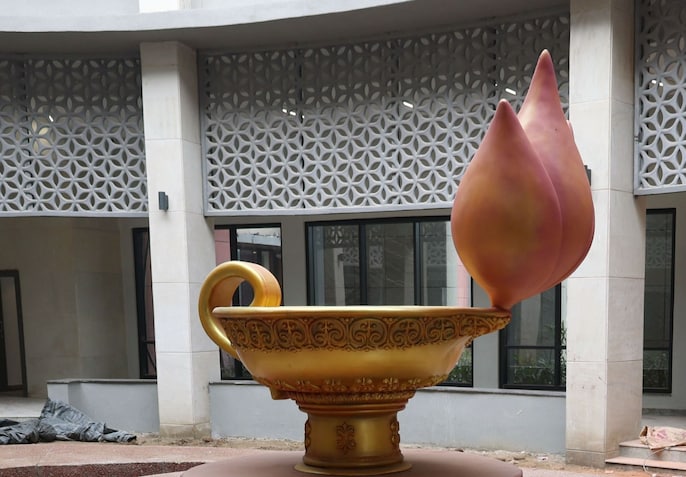 म्यूजियम के कोर्टयार्ड में प्रदर्शित दीपक की प्रतिकृति म्यूजियम के कोर्टयार्ड में प्रदर्शित दीपक की प्रतिकृति