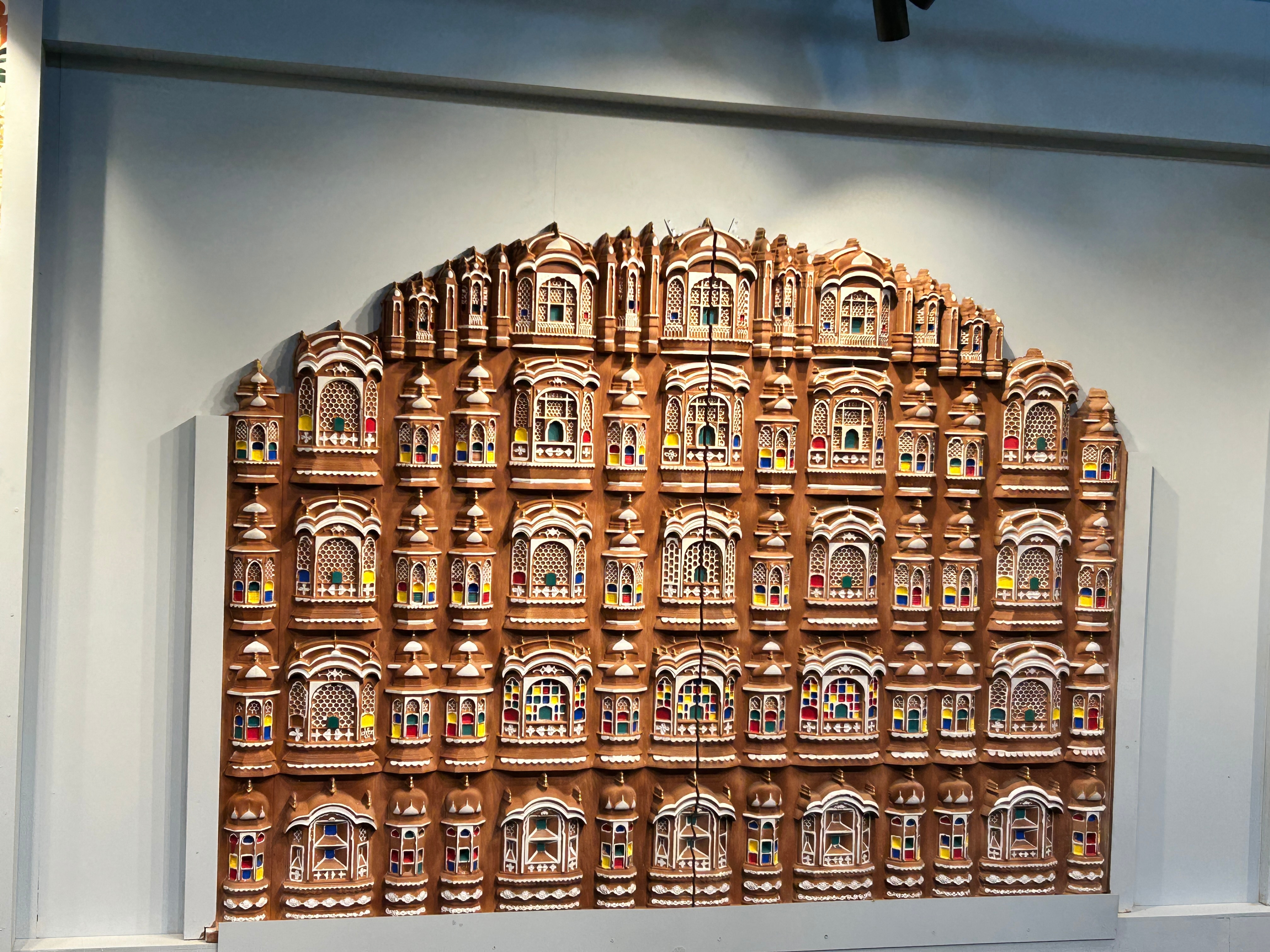 टर्की, ईरान और इटली जैसे देशों के लिए अलग–अलग पवेलियन बनाए गए हैं, जो इस आयोजन को अंतरराष्ट्रीय रंग दे रहे हैं. इस बार स्टोन मार्ट केवल व्यापारिक मंच नहीं, बल्कि सांस्कृतिक और आध्यात्मिक संगम भी बन गया है. 