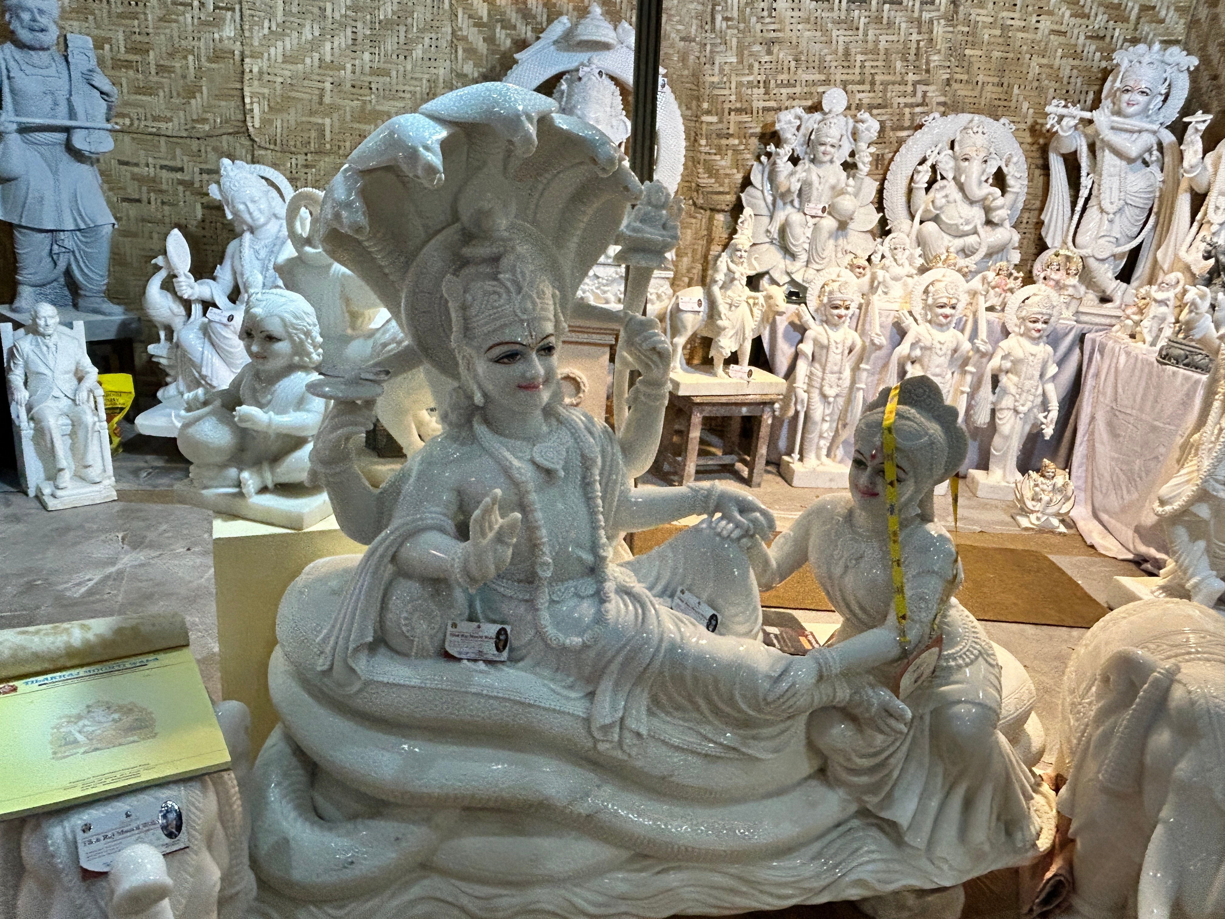 जयपुर में पत्थरों का अनोखा उत्सव सजा है, जिसका नाम इंडिया स्टोन मार्ट है. राजधानी के सीतापुरा इलाके में करीब 24 हजार 741 वर्गमीटर क्षेत्र में फैला यह मेला संगमरमर, ग्रेनाइट और सैंडस्टोन की जीवंत दुनिया बन गया है. 