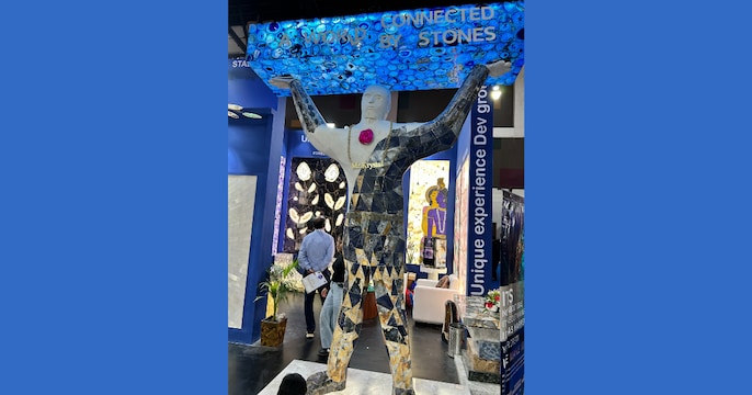 मेले की खासियत ‘वन डिस्ट्रिक्ट–वन प्रोडक्ट’ थीम है, जिसके तहत राजस्थान के हर जिले के विशिष्ट पत्थरों और स्थानीय कारीगरी को प्रदर्शित किया गया है. यहां मार्बल, ग्रेनाइट, सैंडस्टोन, क्वार्ट्ज, कोटा स्टोन और लाइमस्टोन सहित 50 हजार से अधिक किस्मों की चमक–दमक मेले की खासियत ‘वन डिस्ट्रिक्ट–वन प्रोडक्ट’ थीम है, जिसके तहत राजस्थान के हर जिले के विशिष्ट पत्थरों और स्थानीय कारीगरी को प्रदर्शित किया गया है. यहां मार्बल, ग्रेनाइट, सैंडस्टोन, क्वार्ट्ज, कोटा स्टोन और लाइमस्टोन सहित 50 हजार से अधिक किस्मों की चमक–दमक