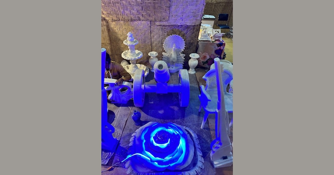 बीएपीएस स्वामीनारायण संस्थान की ओर से लगाए गए विशेष पवेलियन में दिल्ली के प्रसिद्ध स्वामीनारायण मंदिर की भव्य तस्वीर स्वागत करती है, तो भीतर अमेरिका, अबु धाबी और इंग्लैंड स्थित मंदिरों की आकर्षक झांकियां श्रद्धालुओं और दर्शकों को अभिभूत कर रही हैं. बीएपीएस स्वामीनारायण संस्थान की ओर से लगाए गए विशेष पवेलियन में दिल्ली के प्रसिद्ध स्वामीनारायण मंदिर की भव्य तस्वीर स्वागत करती है, तो भीतर अमेरिका, अबु धाबी और इंग्लैंड स्थित मंदिरों की आकर्षक झांकियां श्रद्धालुओं और दर्शकों को अभिभूत कर रही हैं.