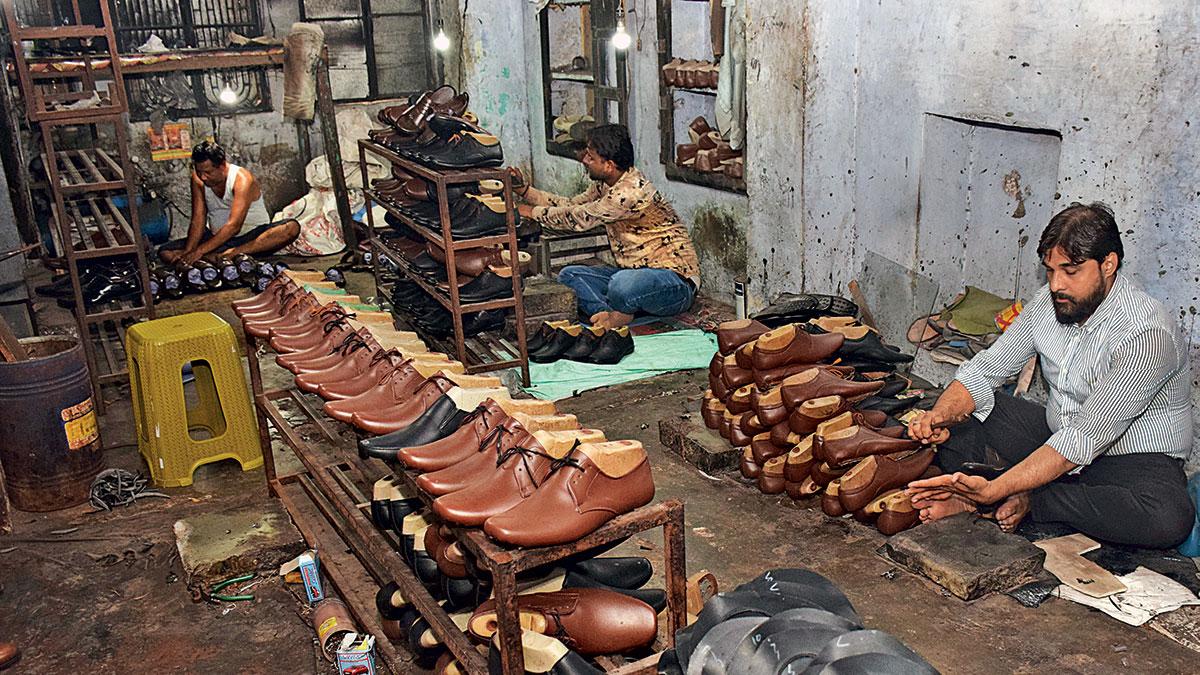 जूता उद्योग छोटे कारोबारियों को चुभने लगे बड़े कांटे small scale footwear manufacturers of
