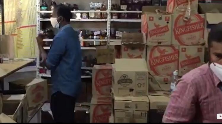 Robbery at beverages outlet in Kozhikode സെക്യൂരിറ്റി ജീവനക്കാരനെ