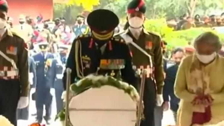 Bipin Rawat's last rites ബിപിന്‍ റാവത്തിന് യാത്രാമൊഴിയേകി രാജ്യം മൃതദേഹം ബ്രാര്‍ സ്