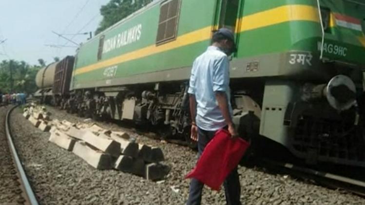 Goods train derails in Thrissur തൃശൂരില്‍ ഗുഡ്‌സ് ട്രെയിന്‍ പാളം