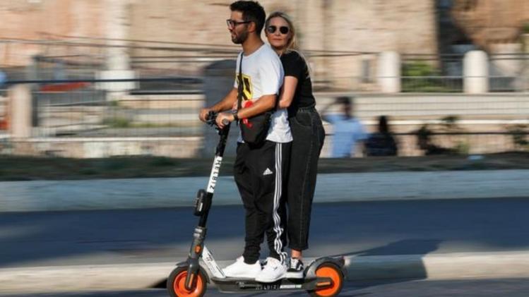 Abu Dhabi advices E Scooter riders ഹെഡ് ഫോണ്‍ വേണ്ട, ഹെല്‍മറ്റ് നിര്