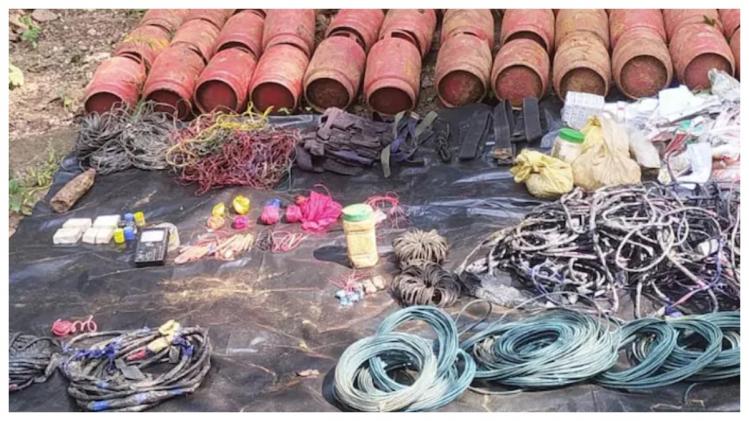 Bomb cache of maoists ജാർഖണ്ഡിൽ മാവോയിസ്‌റ്റുകളുടെ വൻ ബോംബ് ശേഖരം
