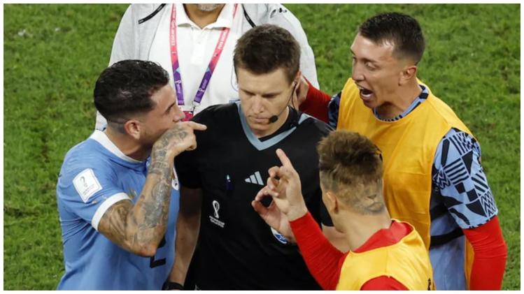 Fifa world cup റഫറിയെ വളഞ്ഞ് ഉറുഗ്വേയ് താരങ്ങൾ; നാടകീയ രംഗങ്ങൾക്ക് സാക്ഷിയായി അൽ ജനൗബ് സ്
