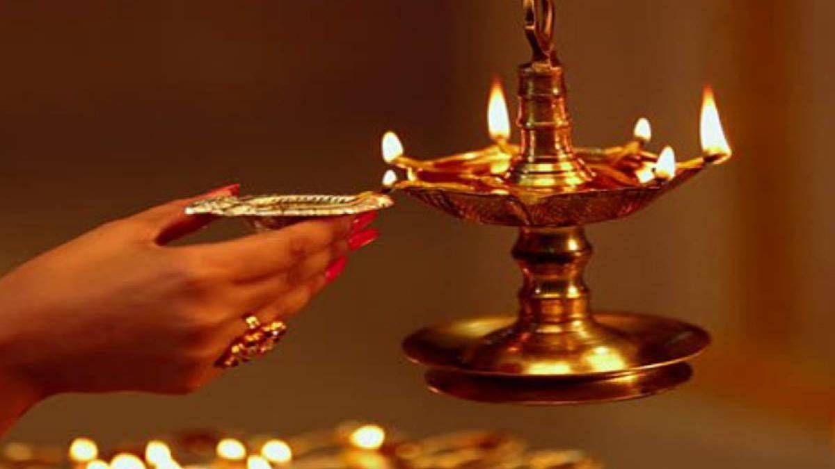 Thookkuvilakku lamps വീടുകളില്‍ തൂക്കുവിളക്ക് തെളിയിക്കുന്നത് അശുഭമോ? അറിയേണ്ട കാര്യങ്ങള്