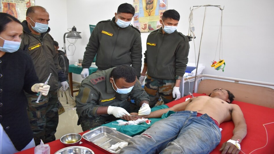 MANIPUR: ASSAM RIFLES PROVIDES MEDICAL ASSISTANCE TO ROAD ACCIDENT VICTIMS MANIPUR: ASSAM RIFLES PROVIDES MEDICAL ASSISTANCE TO ROAD ACCIDENT VICTIMS