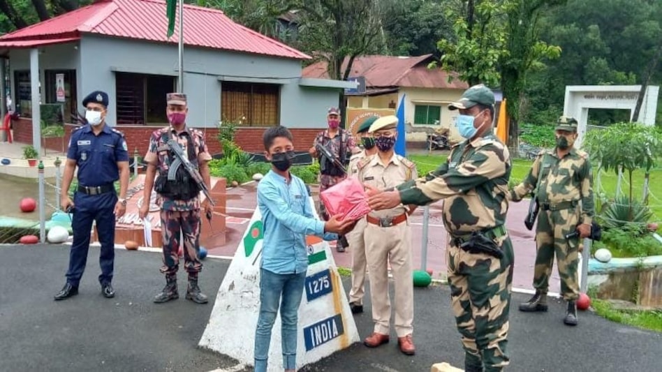 BSF returns Bangladeshi teenager who had strayed into Meghalaya BSF returns Bangladeshi teenager who had strayed into Meghalaya