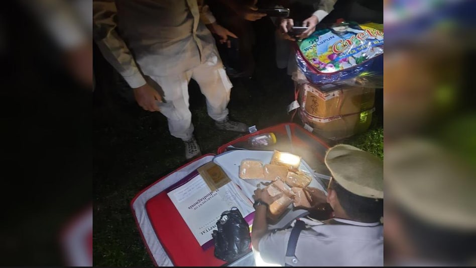 Assam Rifle jawans arrested with suspected heroin i Assam Rifle jawans arrested with suspected heroin i