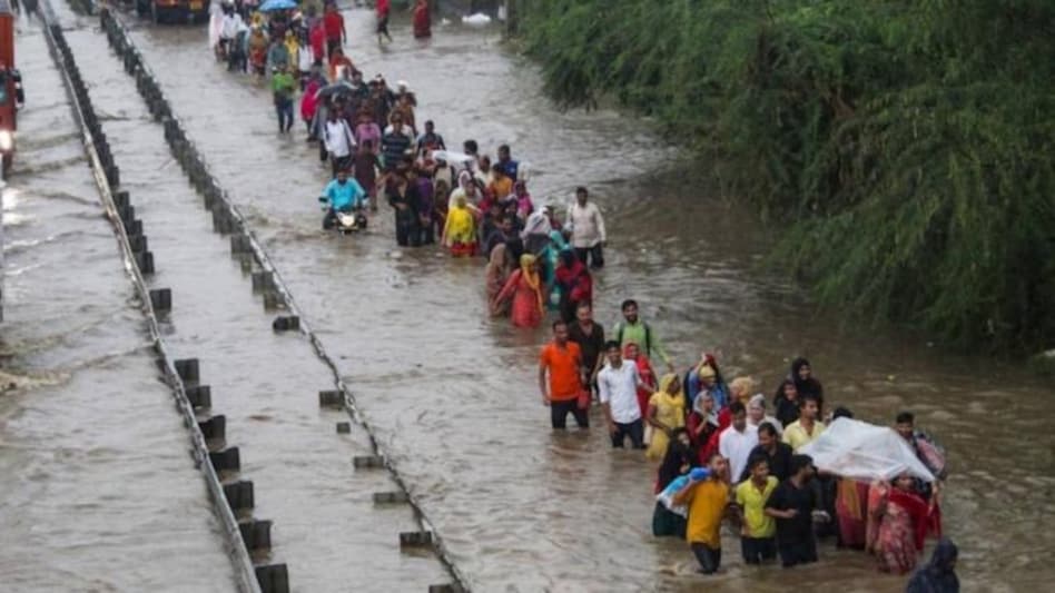 Schools to remain shut in Delhi due to heavy rainfall,commuters alerted Schools to remain shut in Delhi due to heavy rainfall,commuters alerted