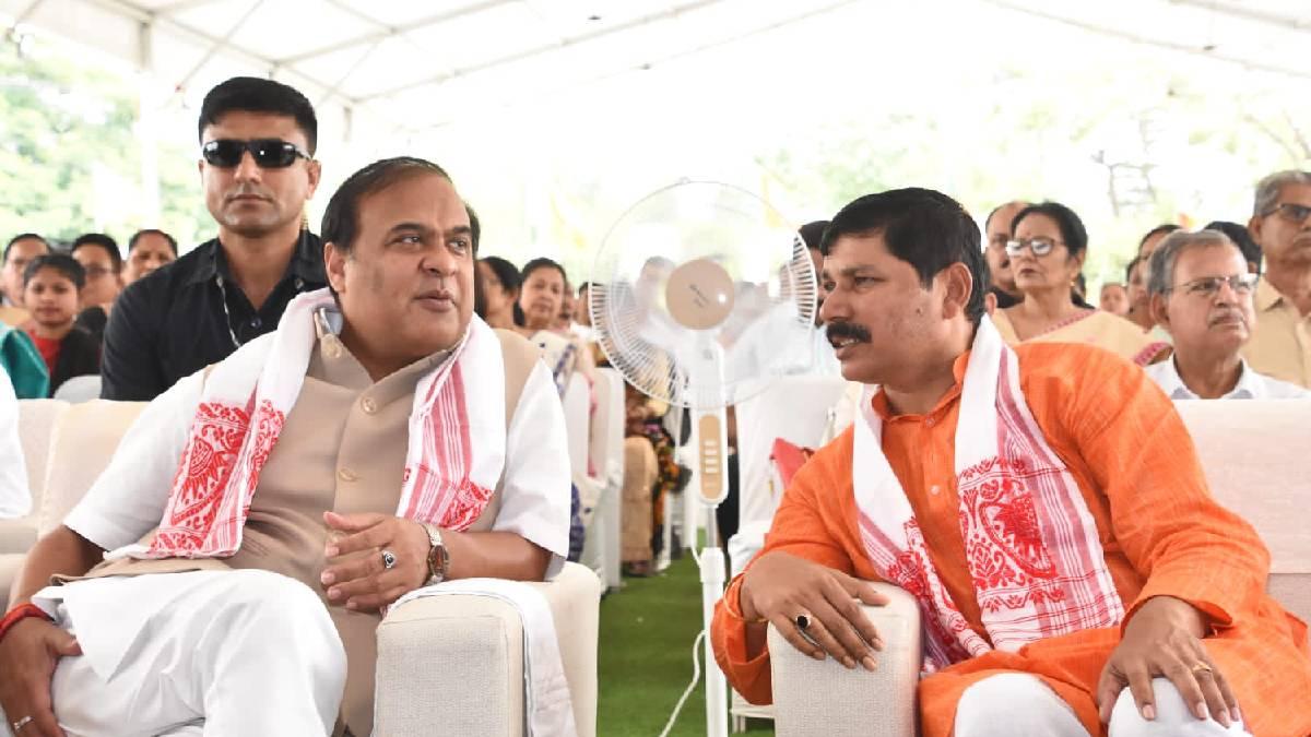 Assam Chief Minister Himanta Biswa Sarma (L) along with party leader Bhabesh Kalita (R)