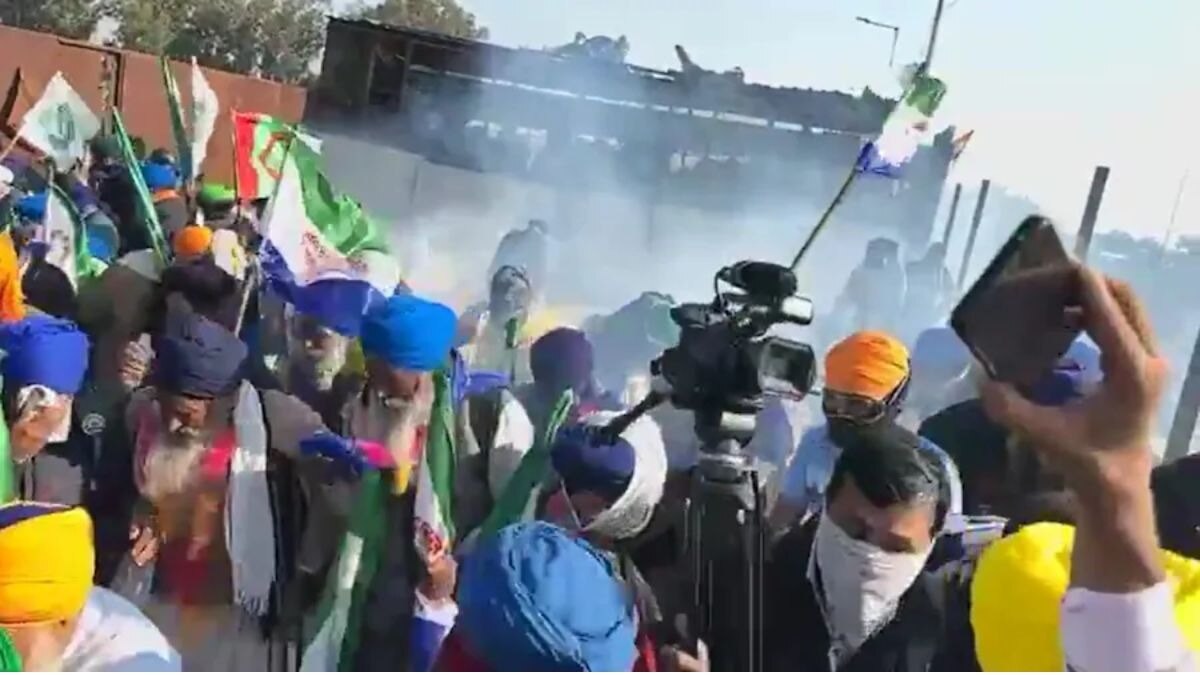 शंभू बॉर्डर पर पुलिस ने दागें आंसू गैस के गोले