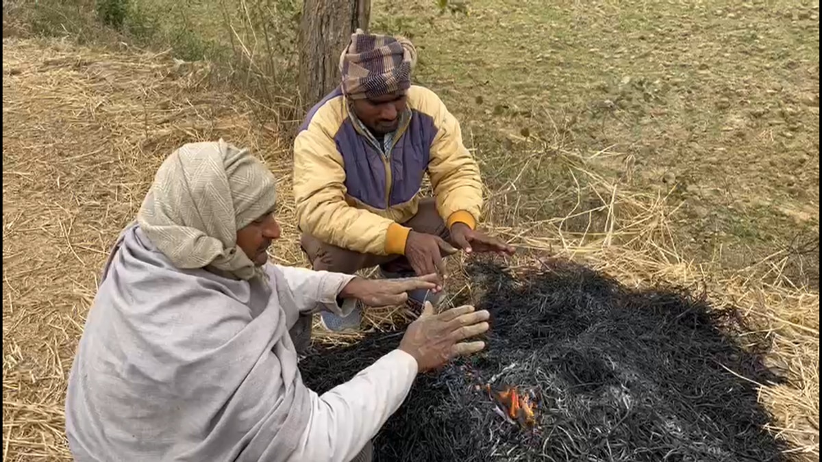 आग के सामने बैठे लोग