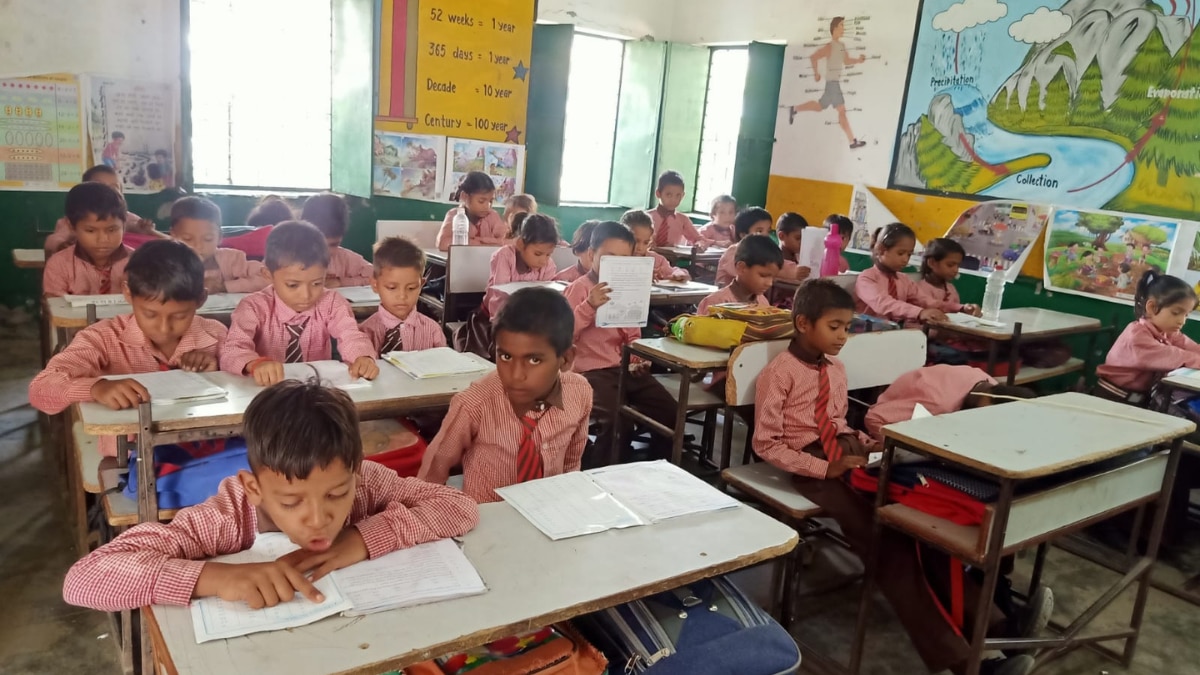 अब प्रोजेक्टर के साथ स्मार्ट क्लास