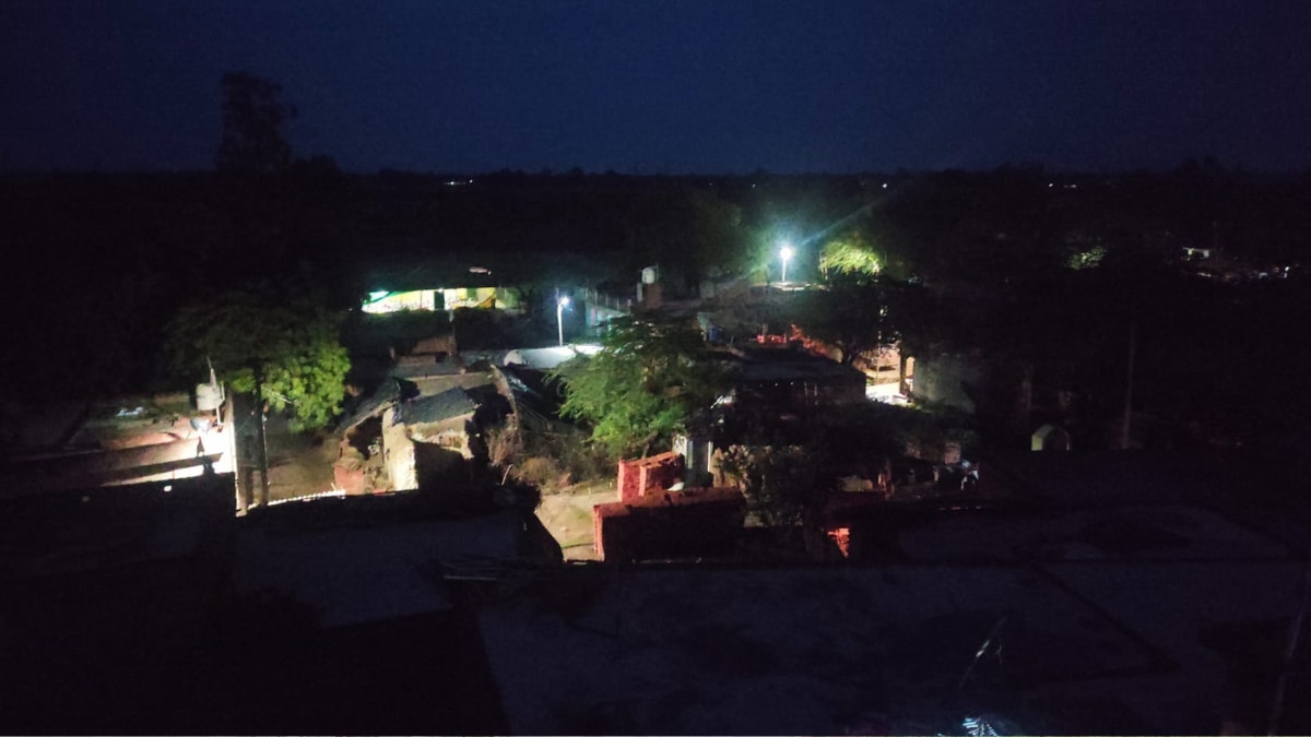 गांव में स्ट्रीट लाइट लगाई गई है.