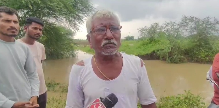 गांवों में पानी भरने से घरों का सामान और अनाज खराब