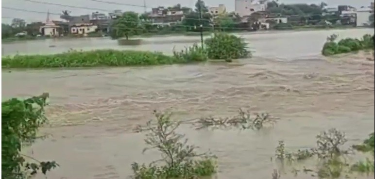 नदी-नालों में उफान, खतरे के निशान से ऊपर पानी