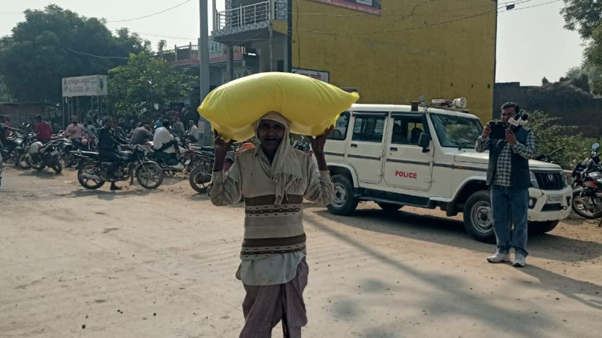 आधार कार्ड पर यूरिया का सिर्फ़ एक बैग दिया जा रहा