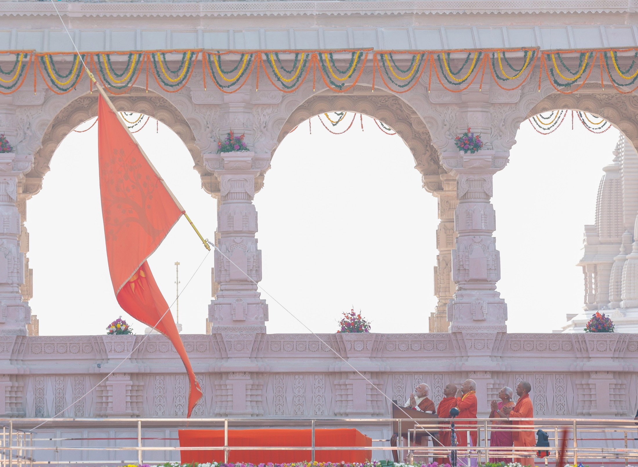 पीएम मोदी ने फहराया धर्मध्वज