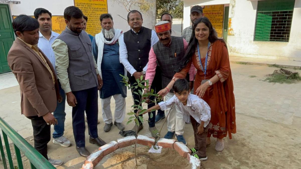 लकी ड्रॉ और वृक्षारोपण