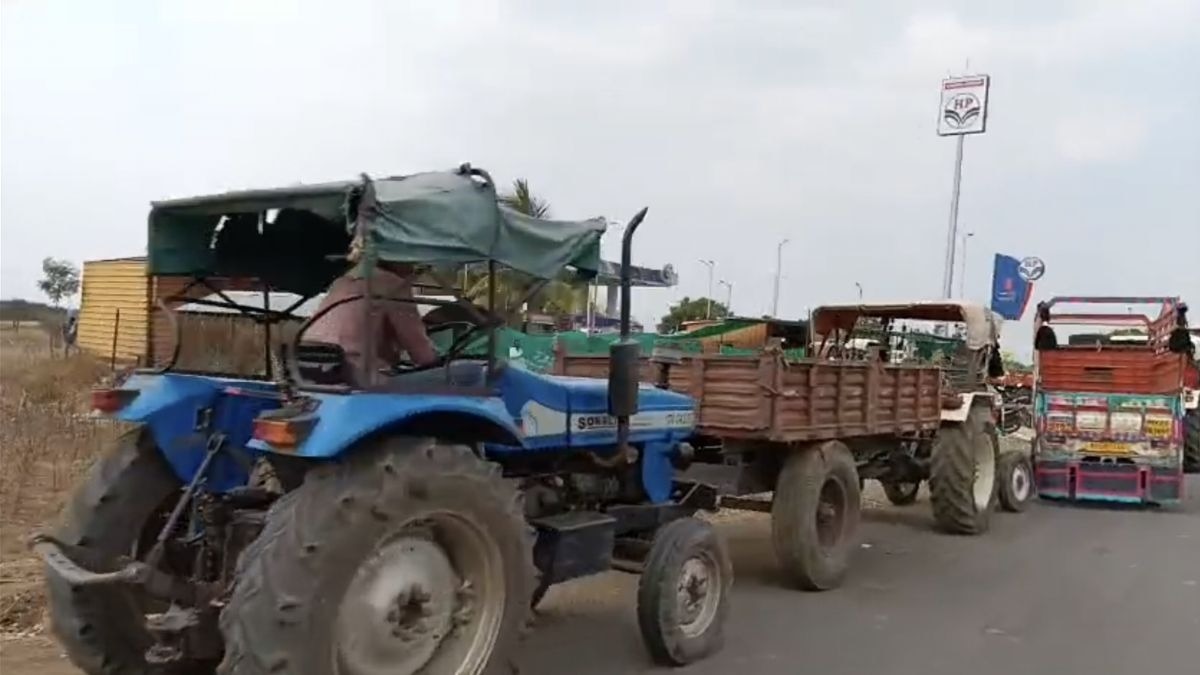 PHOTOS: जालना में डीजल के लिए मची होड़, ट्रैक्टर और ड्रम लेकर पंपों पर पहुंचे किसान
