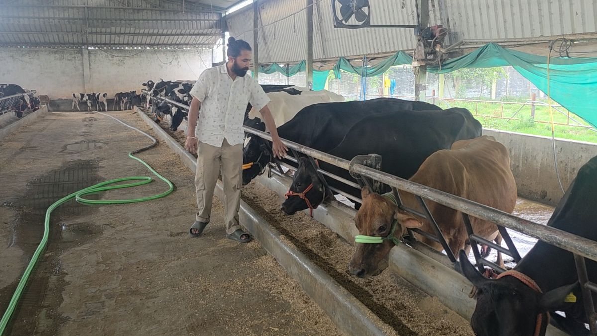 गांव में बायोगैस प्लांट का निर्माण