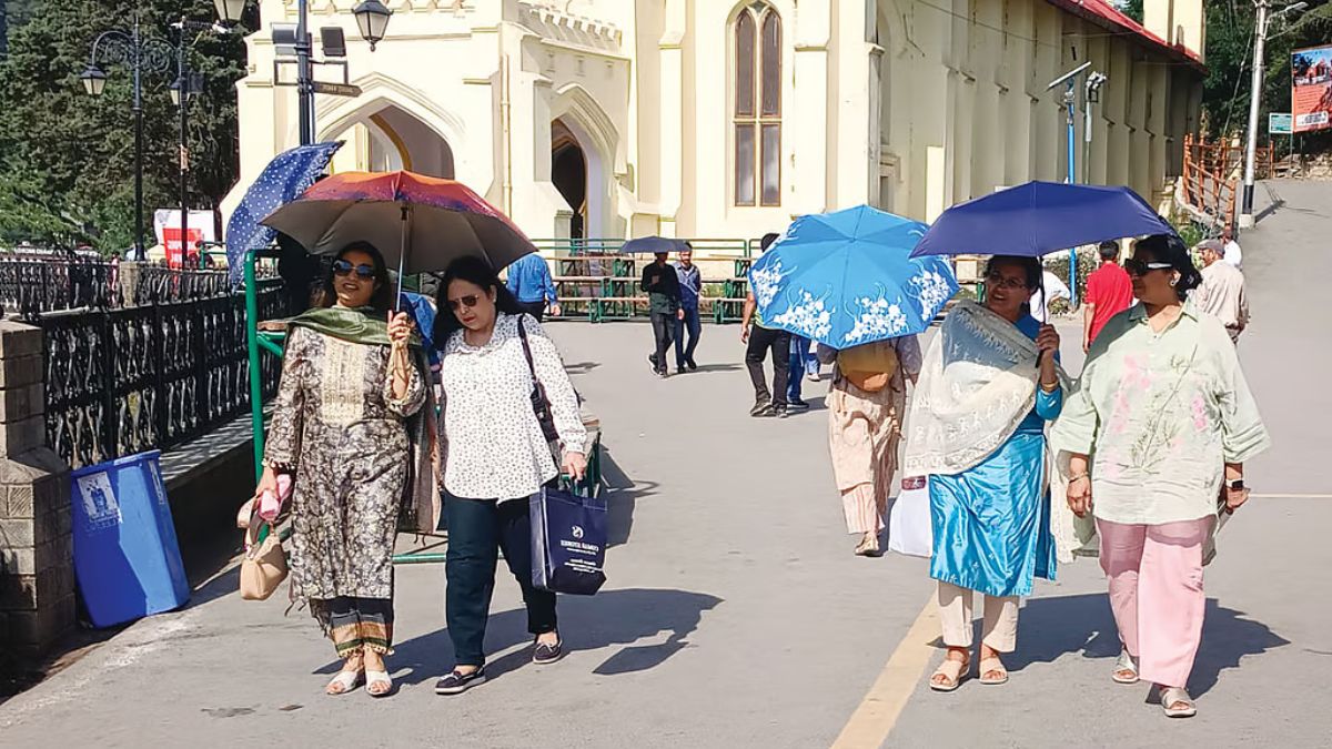 हिमाचल में भीषण गर्मी से परेशान लोग