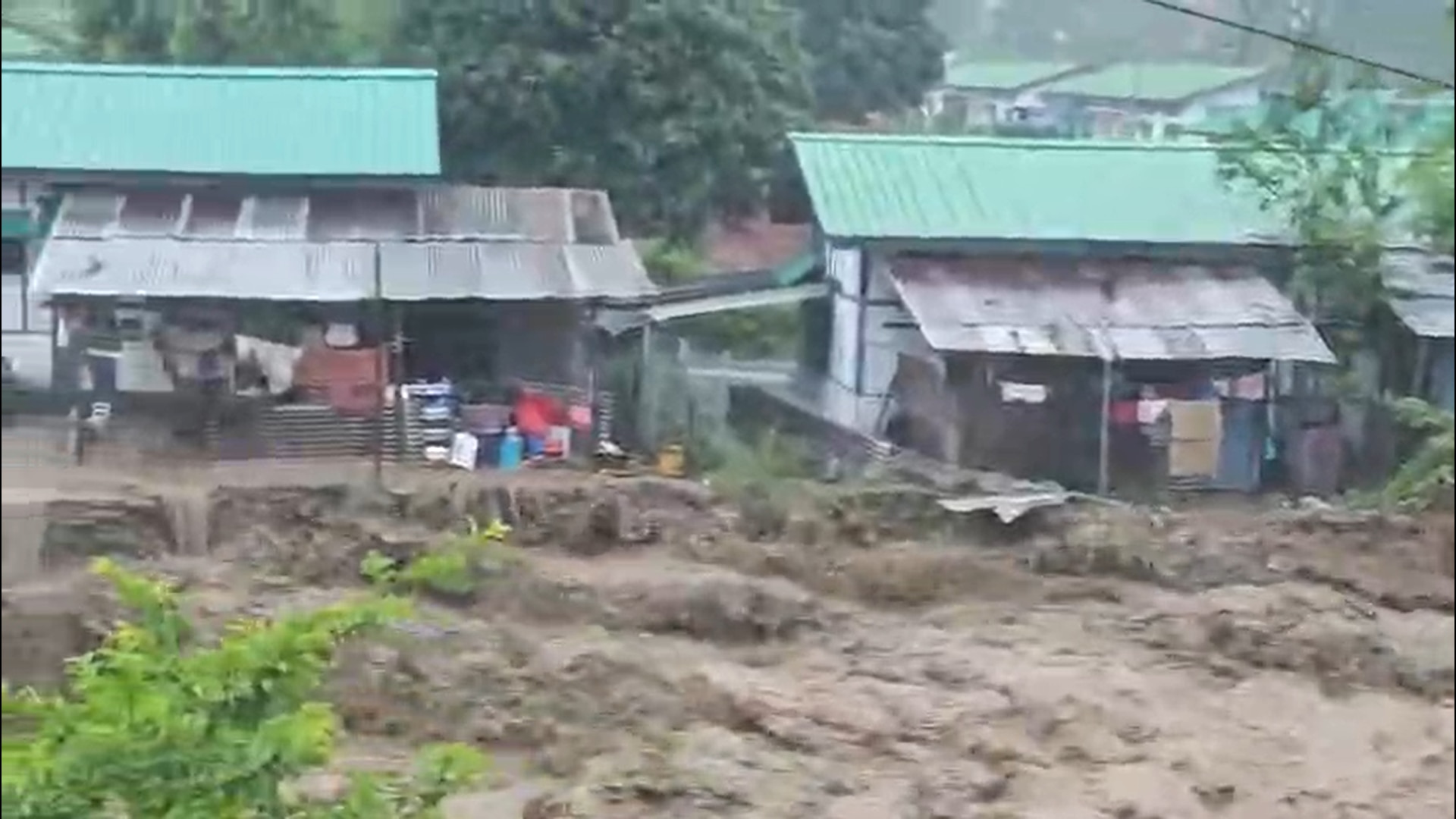 निर्माणाधीन रिटेनिंग वॉल गिरने से स्थिति बिगड़ी