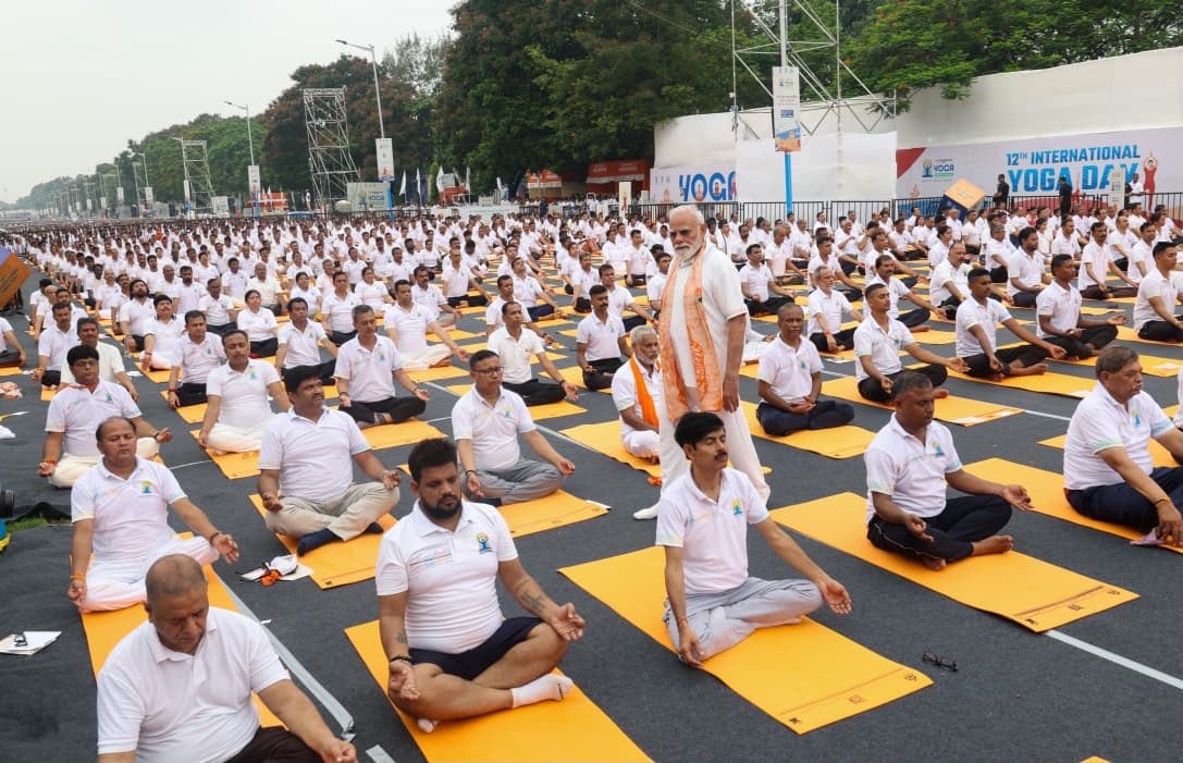 प्रधानमंत्री ने किया योग का नेतृत्व