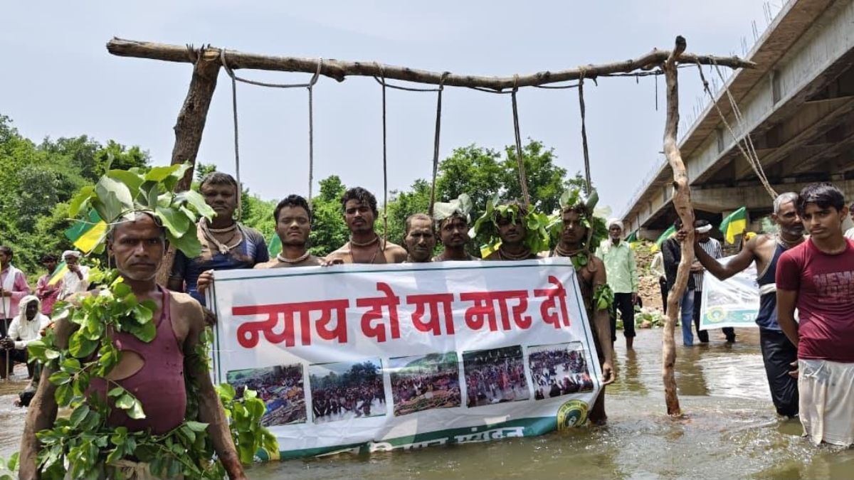 गले तक पानी में खड़ी महिलाओं का विरोध