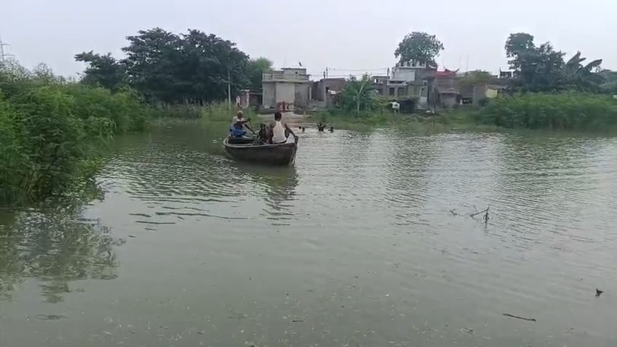 सड़क पर पानी, नाव बनी सहारा