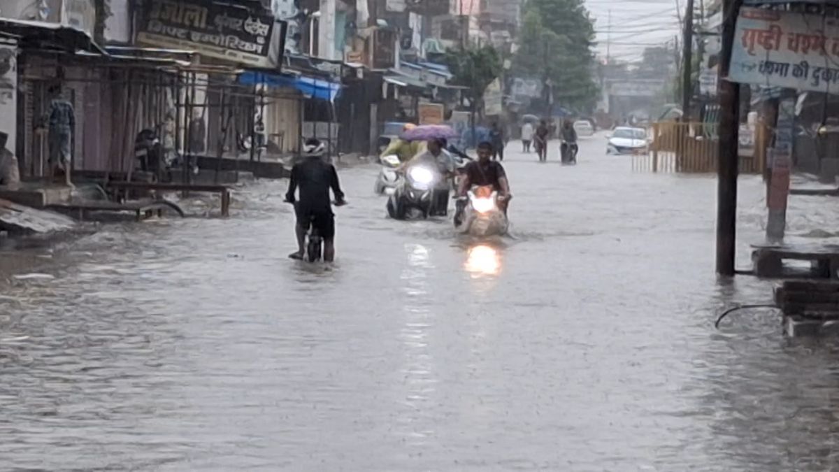इटावा में अस्पताल और सड़कें पानी में डूबीं