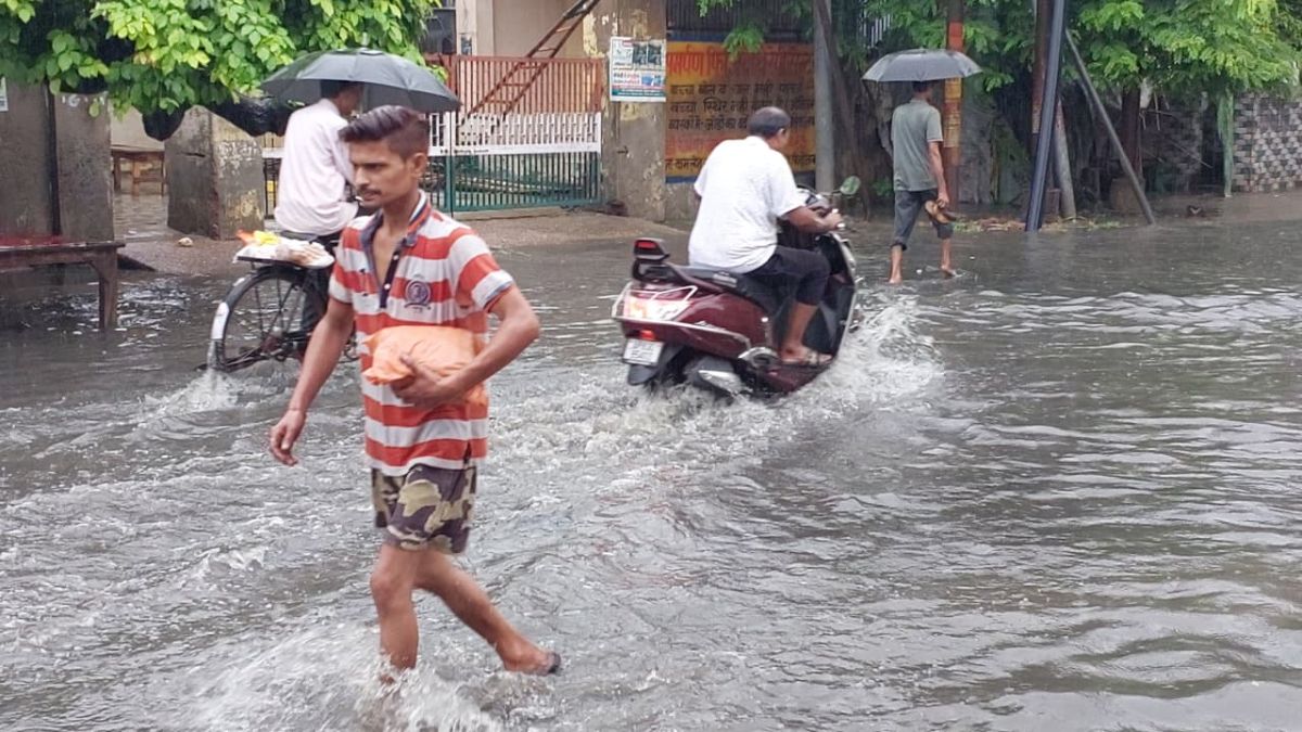वाराणसी में जलभराव ने खोली व्यवस्था की पोल