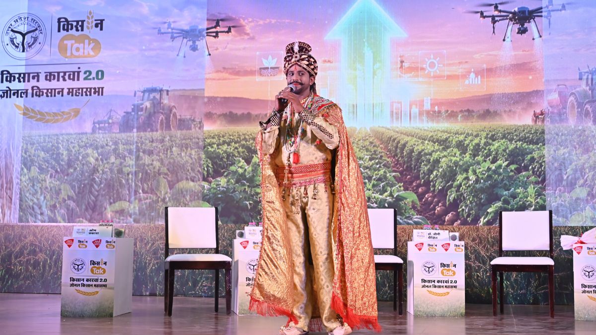 किसानों के स्वागत में जादू के करतब