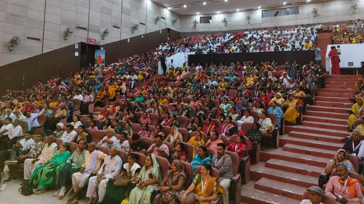आगरा के सूर सदन प्रेक्षागृह में किसान महासभा का आयोजन किया