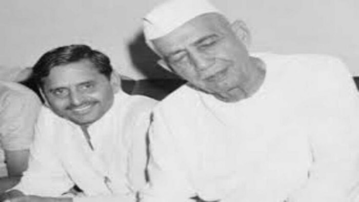 एक कार्यक्रम के दौरान चौधरी चरण सिंह और मुलायम सिंह यादव साथ-साथ.