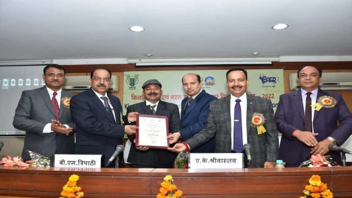 जमनापारी बकरी नस्ल सुधार के लिए सीआईआरजी के डायरेक्टर डॉ. मनीष कुमार चेटली को पुरस्कार दिया गया.