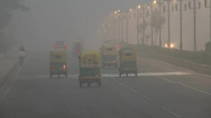 दिल्ली-एनसीआर में घने कोहरे का असर देखा जा रहा है (ANI)