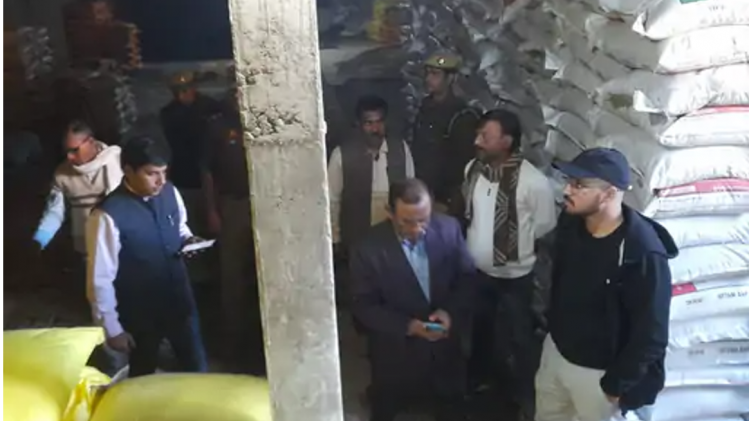  इत्र नगरी में पकड़ा गया खाद का जखीरा, दो गोदाम से पकड़ी गई 1500 बोरी यूरिया