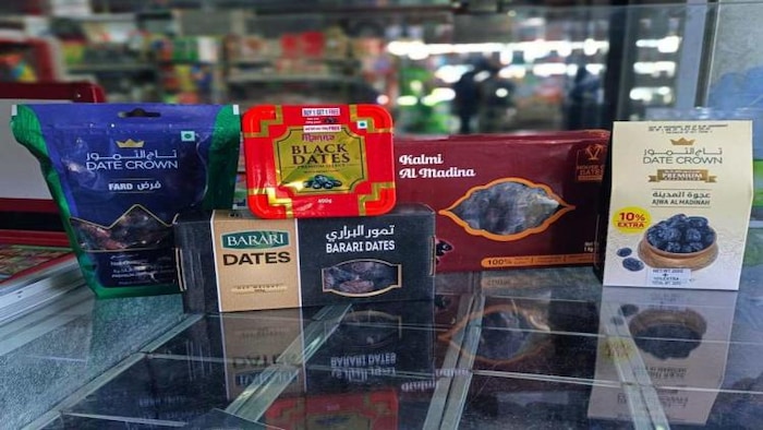 बाजार में ऐसे बिक रहे हैं पैक्ड खजूर.