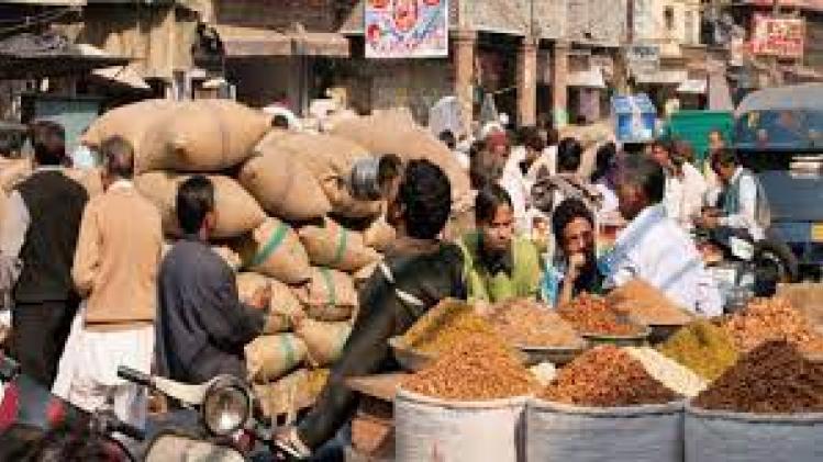 सिर्फ इस एक खबर से थम गई ड्राई फ्रूट मार्केट खारी बावली की भीड़