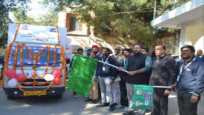 पीएम फसल बीमा योजना के प्रचार के लिए वैन रवाना करते श्रीगंगानगर कलक्टर सौरभ स्वामी