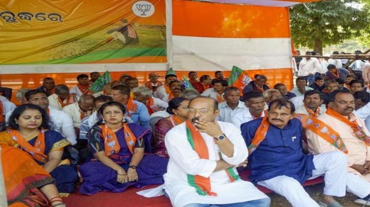 किसानों के मुद्दे को लेकर आमने-सामने आई बीजू जनता दल और भाजपा, दोनों के बीच टकराव हुआ तेज, फोटो साभार: twitter