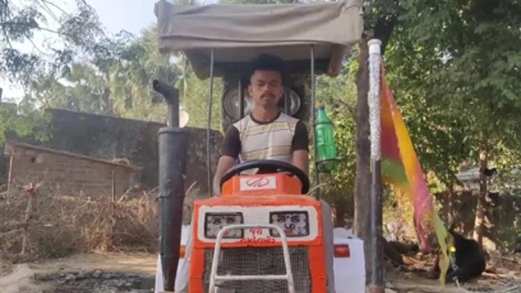 ट्रैक्टर के लिए पैसे नहीं थे, 18 साल के इस युवक ने पुरानी बाइक से बना दी जुगाड़ू मशीन