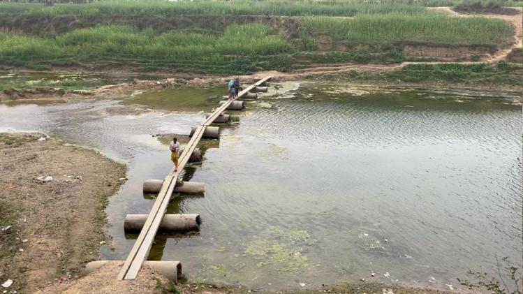 बिजली के खंबे की मदद से नदी पार करने को मजबूर किसान, सरकारी मदद नदारद